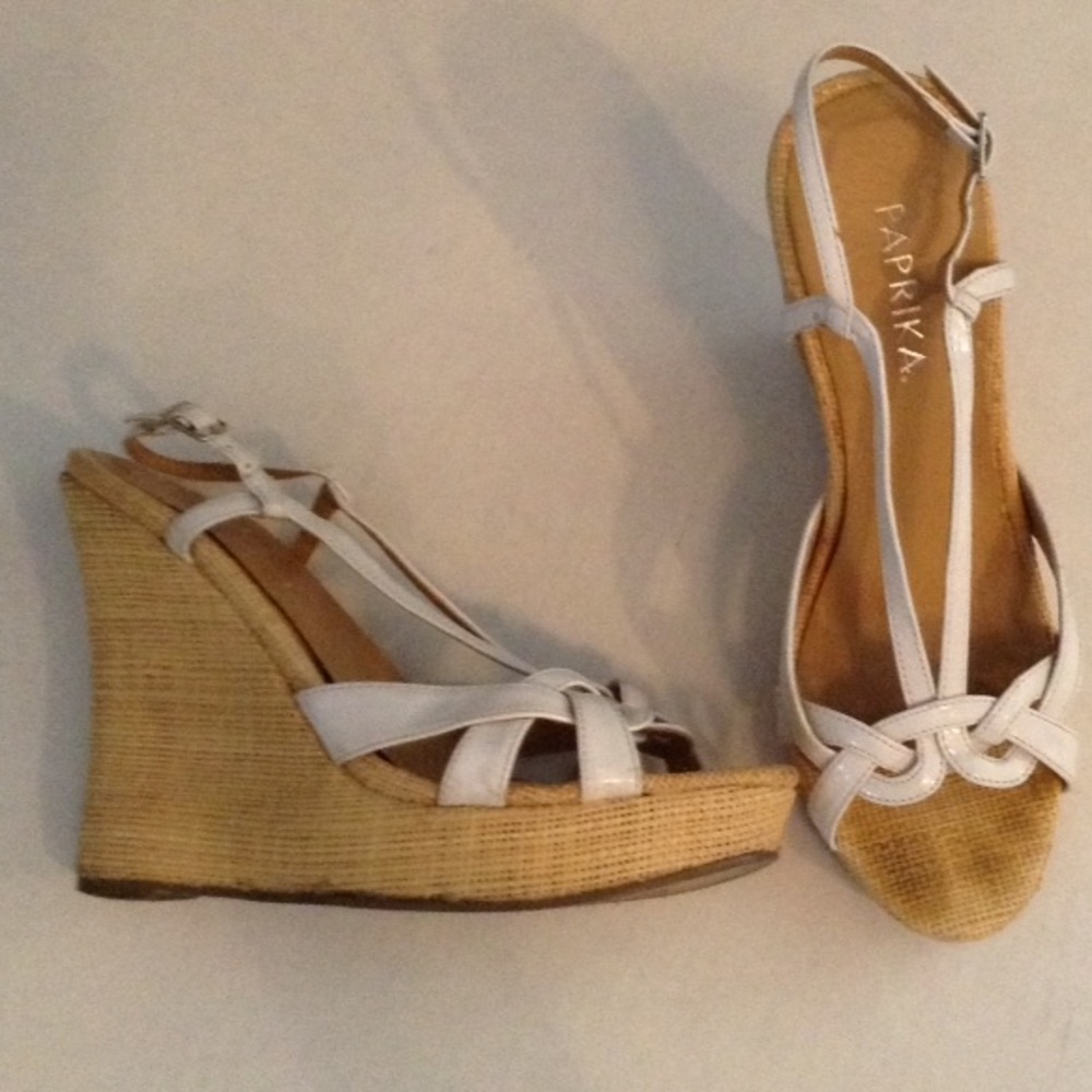 PAPRIKA WHITE WEDGE SANDALS 6.5